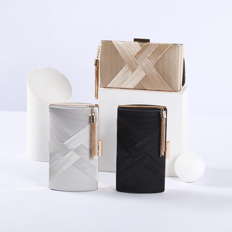 クラッチバッグ レディース パーティー 鞄 カバン 手持ち 結婚式 披露宴 サテン 合成革 フェイクレザー 編み込み 房飾り フリンジ チェーン付 ショルダー 斜め掛け 高級感 レトロ スクエア ブラック ゴールド シルバー