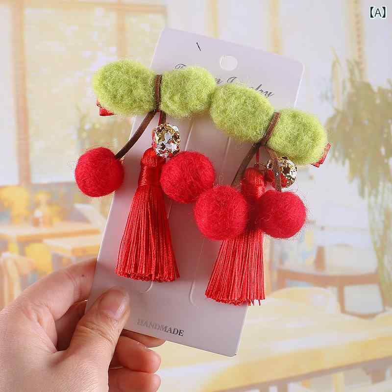 ・カテゴリ: ヘアアクセサリー・タイプ: ダッカールクリップ・製法: ハンドメイド・対象: 子供用・スタイル: 古典的・素材: ウールフェルト・要素: フロッキー加工・モチーフ: ポンポン、チェリー、ヒヨコ、ニンジン・おすすめシーン: 記念式典