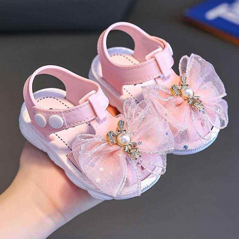 ・カテゴリ: サンダル・スタイル: プリンセス風・アッパー素材: PVC・靴底素材: プラスチック・装飾: ラインストーン・着用方法: スリッポン・性別: 女の子・対象年齢: 1〜3歳・カラー展開: ピンク、オフホワイト・サイズ展開: 10.5、11、11.5、12、12.5、13、13.5、14、14.5、15
