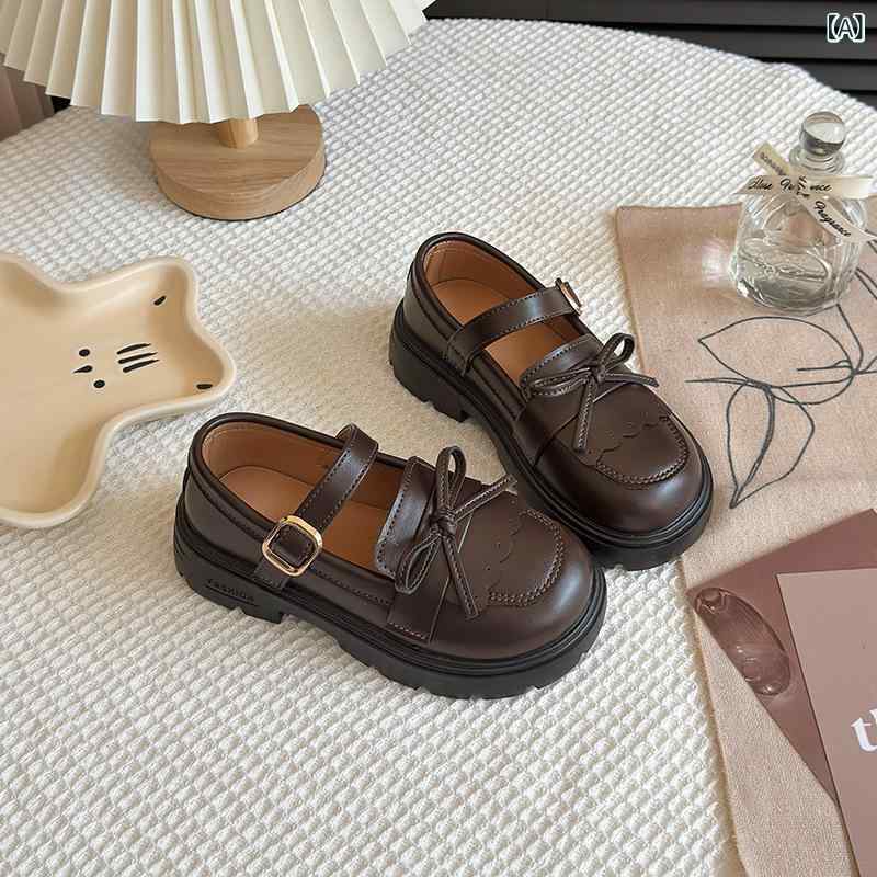 ・カラー展開: ブラウン、ブラック・サイズ展開: 16.2, 16.8, 17.5, 18.1, 18.8, 19.4, 19.8, 20.4, 21.1, 21.7, 22.4, 23.0・対象年齢: 7〜16歳・アッパー素材: PU・対象性別: ガールズ・ソール素材: ゴム・靴丈: ローカット・厚さ: 普通・用途: 汎用・機能: 滑り止め、耐摩耗・着脱方法: 面ファスナー・柄: 無地・インソール素材: 合成革・製法: 接着・裏地素材: 合成革・スタイル: カジュアル