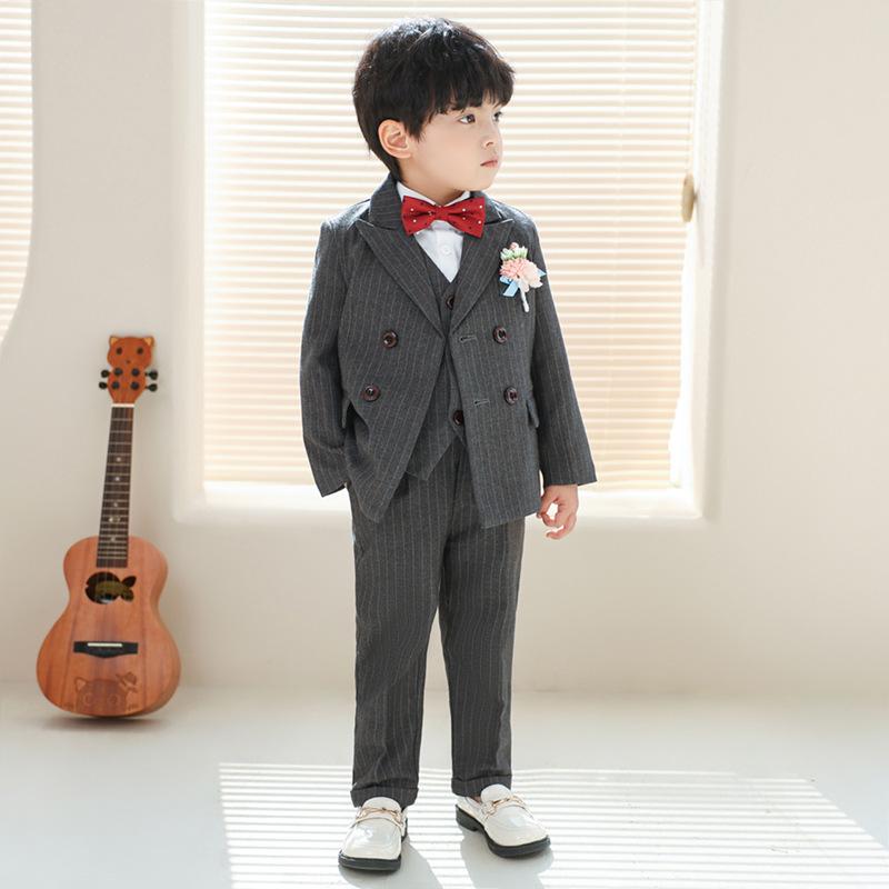 ・対象性別: 男の子用・対象年齢: 3-8歳（身長100-140cm）・襟の形: テーラードカラー・スタイル: ブリティッシュスタイル・柄: チェック柄・生地の厚さ: 普通・加工: ソフト加工・袖丈: 長袖・主な素材: ポリエステル 70%、化学繊維混紡・裏地素材: ポリエステル 98%・留め具の種類: ダブルブレスト・カラー展開: ブルー、グレー・サイズ展開: 80, 90, 100, 110, 120, 130, 140, 150・着丈: ショート丈・ライナー素材: ポリエステル