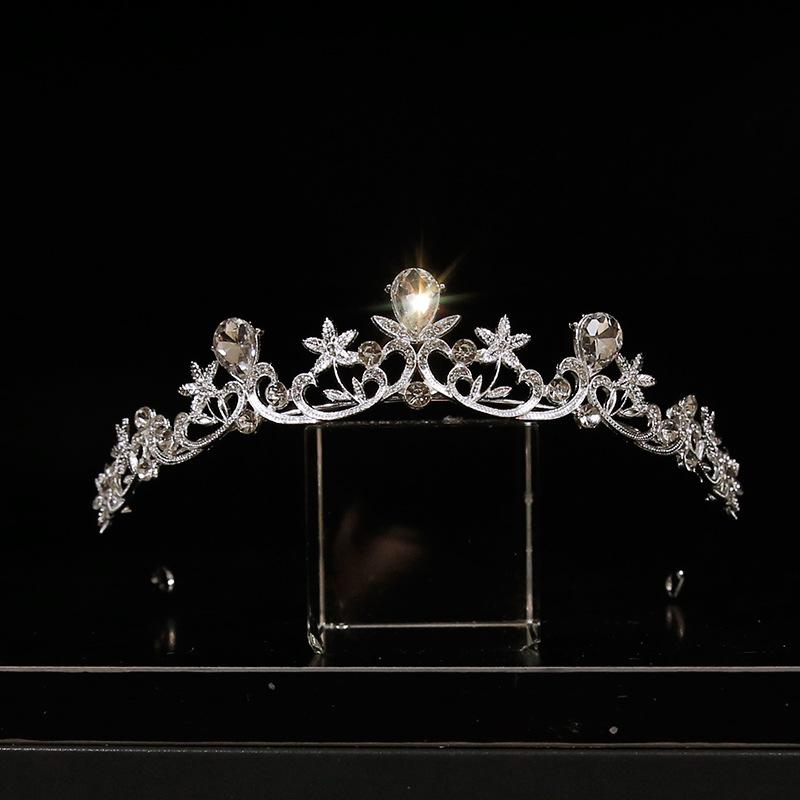 ティアラ レディース 王冠 結婚式 披露宴 パーティー ブライダル クラウン ウェディング 髪飾り ヘアアクセサリー ヘッドドレス キラキラ ラインストーン ビジュー 韓国 電気メッキ加工 清楚 上品 高級感 シルバー 華やか ゴージャス フェミニン