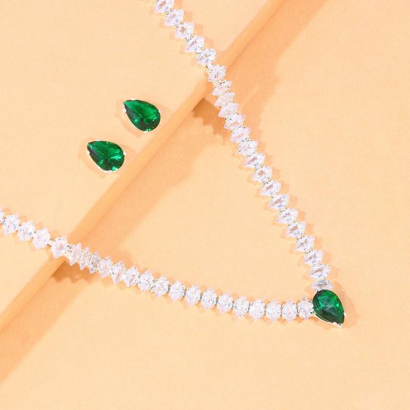 ネックレス ピアス レディース ジュエリー アクセサリー ペンダント 首飾り ジルコニア エメラルド シルバー ゴールド 電気メッキ加工 高級感 華やか キラキラ 結婚式 ブライダル パーティー 欧米風 ドロップ 雫 幾何学 エレガント 秋冬