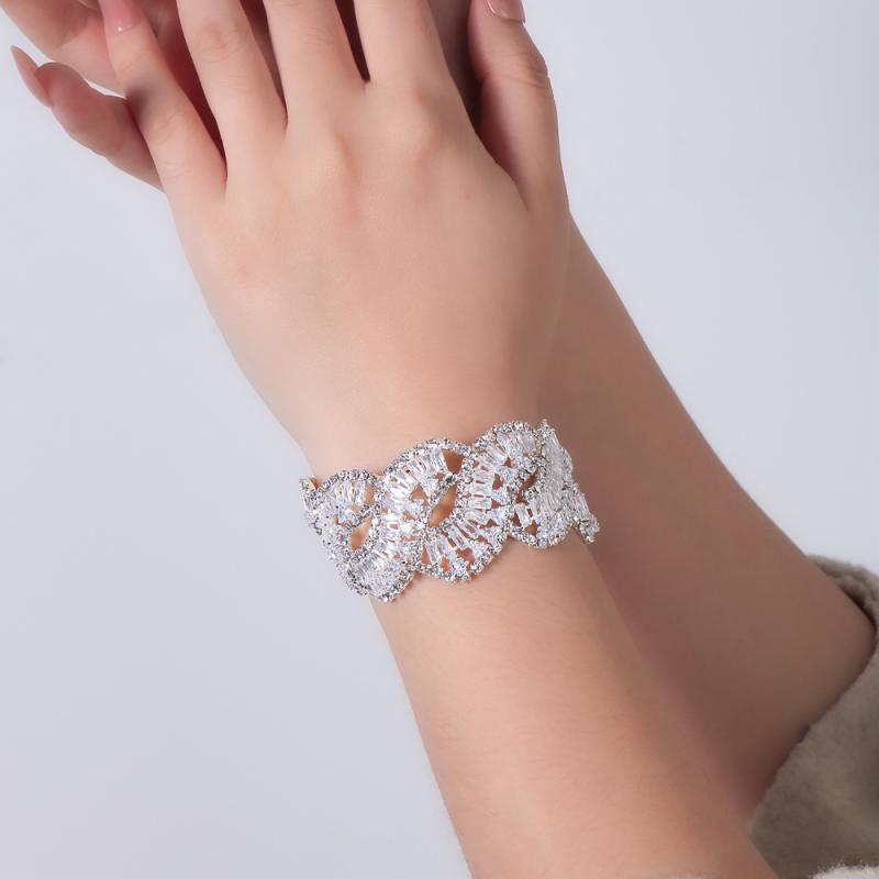 バングル レディース ブレスレット ジルコニア パヴェ ウェーブ 幾何学 腕輪 高級感 ラグジュアリー 上品 きらきら 電気メッキ加工 シンプル シルバー ゴールド 通勤 普段使い 結婚式 華やか 大人かわいい 40代