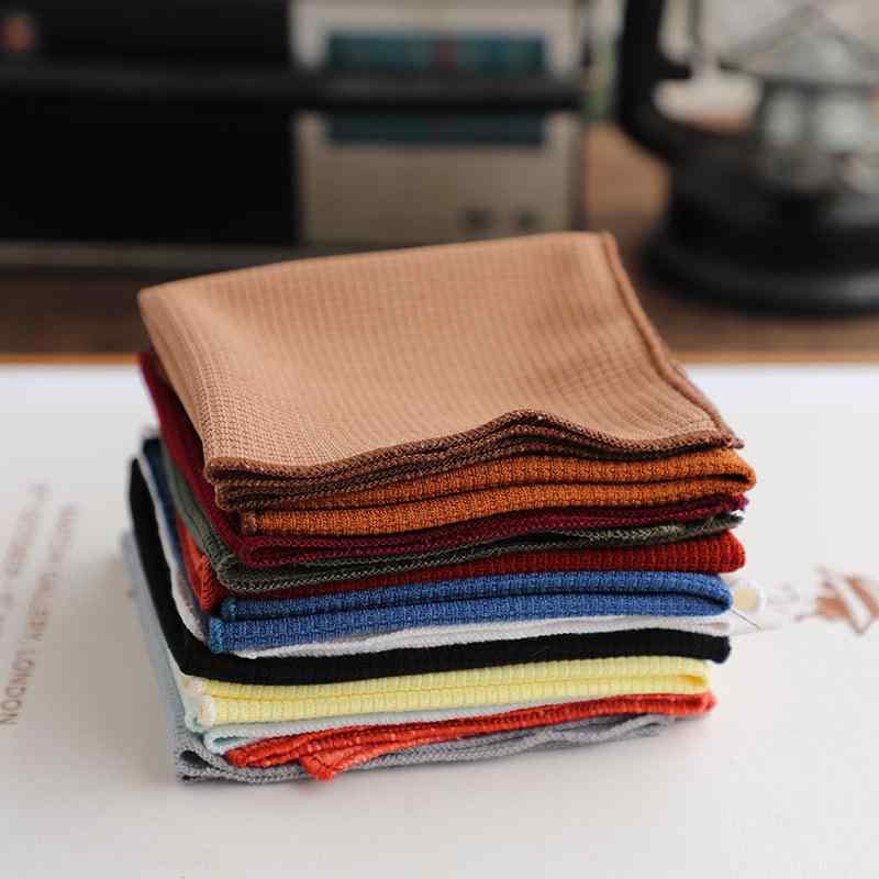 ・カテゴリ: ポケットチーフ・対象: 男性・対象年齢: 成人・素材: 混紡・柄: 無地・カラー展開: ダークレッド, ブラック, ロイヤルブルー, グレー, ダークカーキ, ダークブリックオレンジ, ディープブリックオレンジ, アーミーグリ...