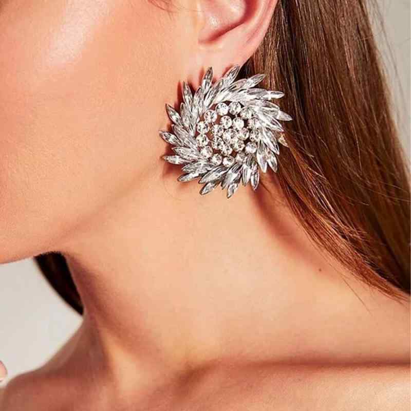 ピアス メンズ レディース 花型 フラワー 大ぶり ラインストーン ジルコニア 高級感 秋冬 シルバー ゴールド キラキラ 華やか 上品 きれいめ カジュアル 結婚式 パーティー 通勤 おしゃれ かわいい 欧米風 電気メッキ加工 耳飾り エレガント