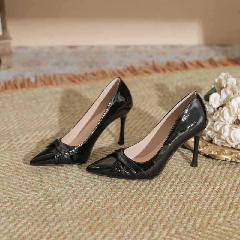 ・カテゴリ: パンプス、パーティーシューズ・スタイル: セクシー・性別: レディース・つま先の形状: ポインテッドトゥ・アッパー素材: エナメル・アウトソール素材: ラバー・ライニング素材: マイクロファイバー・ヒールの形状: ピンヒール・靴の高さ: ローカット・柄: 無地・カラー展開: ブラック、ベージュ・サイズ展開: 30, 31, 32, 33, 34, 35, 36, 37, 38, 39, 40, 41, 42, 43, 44・着脱方式: スリッポン・対象年齢: 成人・シチュエーション: デイリー