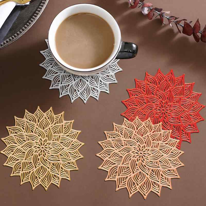 コースター メンズ レディース 北欧風 丸型 断熱 撥水 耐熱 滑り止め 洗える おしゃれ 高級感 敷物 テーブルマット 花柄 菊 透かし彫り PVC製 華やか ダイニング 普段使い 来客用 金 銀 ローズゴールド