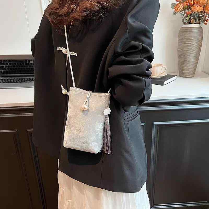 ショルダーバッグ レディース 鞄 肩掛け 斜め掛け スマホポーチ ポシェット ミニ チャイナドレス用 パール パール タッセル ベルベット マグネット ボタン 春夏 軽量 軽い 小さめ スクエア 四角 モダン レトロ 中国風 カジュアル 旅行 ブラック ピ