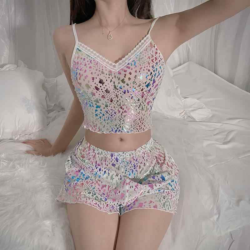 ・カテゴリ: セットアップ・スタイル: ガーリー・主な素材: ポリエステル・主な素材含有量: 90%〜95%・素材: メッシュ・厚さ: 薄手・生地重量: 約81-100g/平方メートル・ネックライン: Vネック・袖丈: ノースリーブ・ボトムス丈: ショートパンツ・機能: 通気性、冷感、快適、ルームウェア・対象: レディース・利用シーン: ルームウェア、屋外、ホテル、スパ・カラー展開: レオパード、ミュージック、ホワイトローズ・サイズ展開: S、M、L