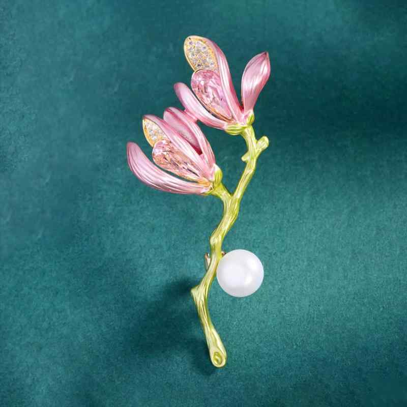 ブローチ レディース モクレン マグノリア レトロ 春夏 高級感 華やか コサージュ パール クリスタル ジルコニア 電気メッキ加工 花 植物 フラワー ピンク ブルー フォーマル 入学式 卒業式 結婚式 普段使い 40代 かわいい エレガント 上品 ア