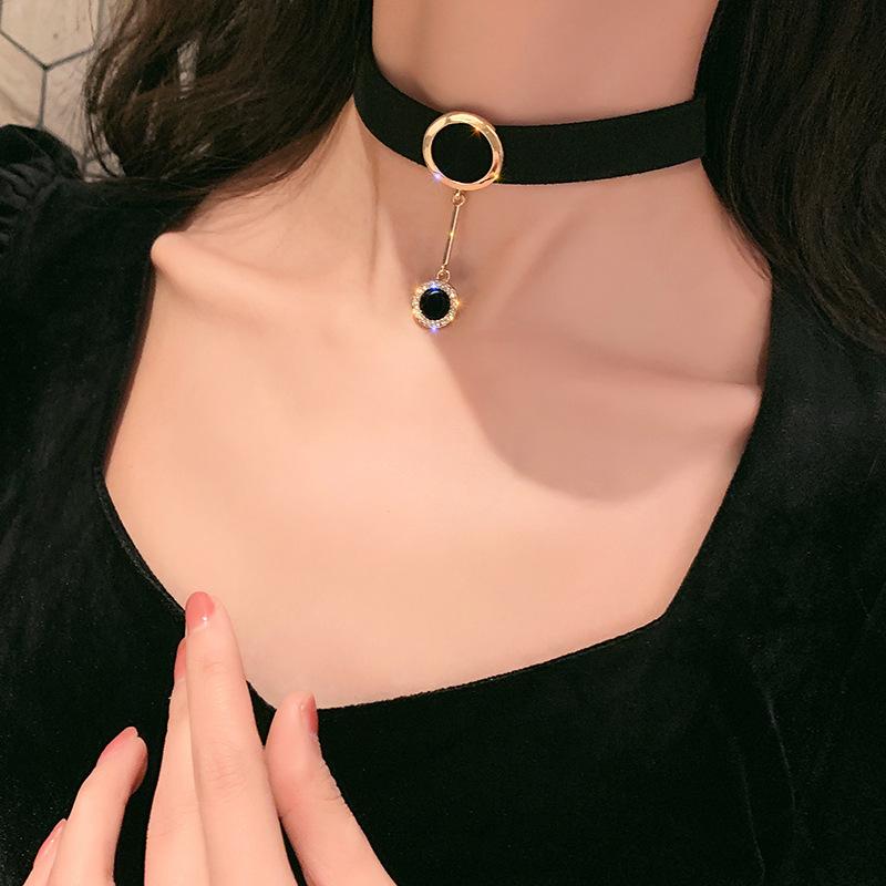 チョーカー レディース ネックレス 韓国 アクセサリー 首飾り セクシー かわいい ブラック ゴールド 太め 幅広 ベルベット ベロア 合金 ジルコニア ラインストーン サークル 円形 ショート デート 普段使い パーティー 高級感 上品