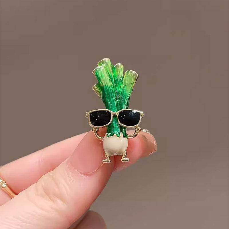 ブローチ レディース ネギ メガネ おもしろ ピンバッジ かわいい コサージュ 野菜 モチーフ 個性的 スーツ アクセサリー 合金 エナメル 襟ピン ピンブローチ 普段使い カジュアル 雑貨 小物 グリーン 春夏