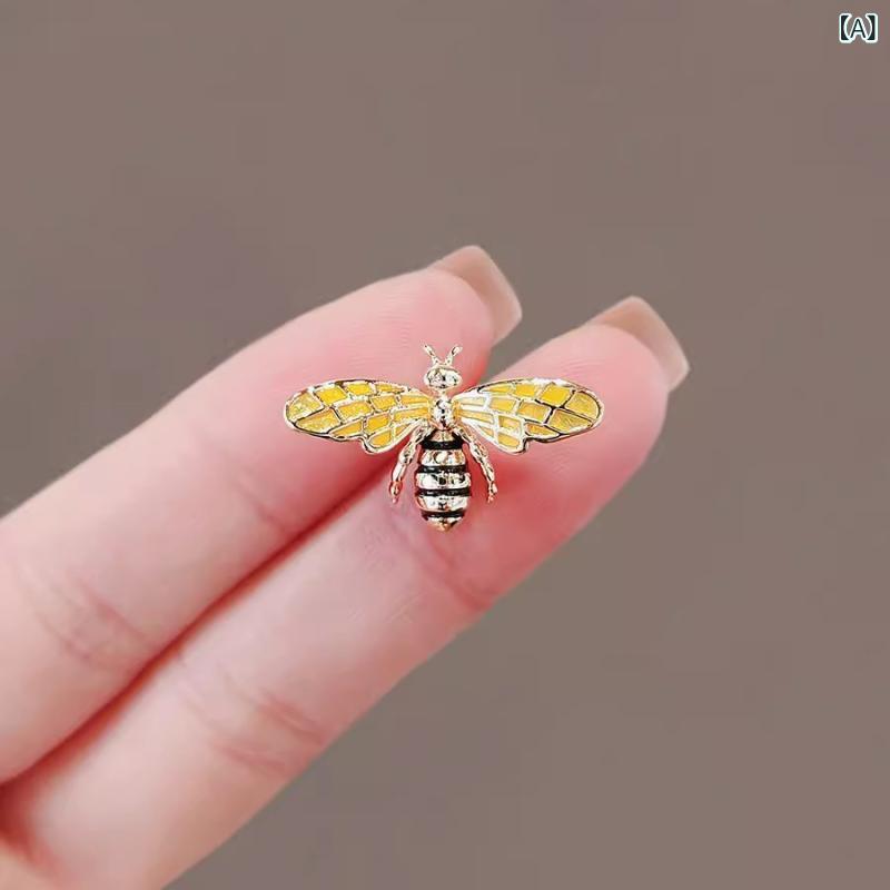 ブローチ レディース ミツバチ 蜂 昆虫 高級感 上品 かわいい エナメル 合金 ピンバッジ コサージュ 襟ピン チラ見え防止 ゴールド 春夏 結婚式 パーティー 普段使い アクセサリー フォーマル ジャケット スーツ 華やか 大人 2