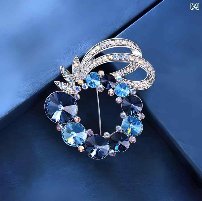 ブローチ レディース ウサギ 玉兎 クリスタル リース コサージュ 高級感 上品 おしゃれ アクセサリー ピン スーツ ジャケット フォーマル 結婚式 パーティー 華やか ブルー パープル シャンパン 秋冬 2