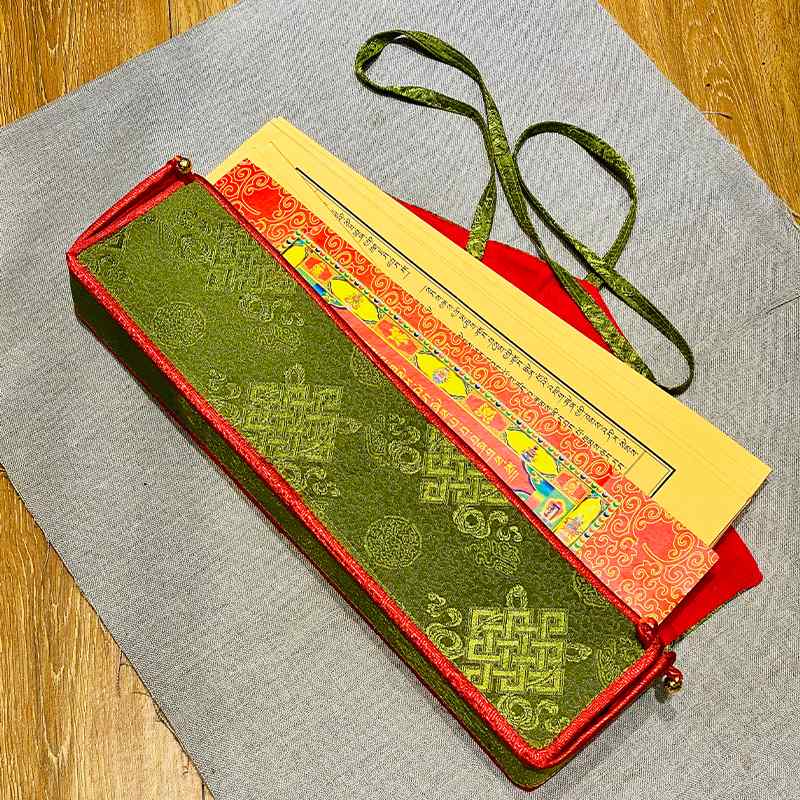 ・カラー展開: 軍用グリーン、ライトブラウン、レッド、ゴールド、ワインレッド、イエロー、ダークブルー ・サイズ展開: 長さ40cm 幅6cm 高さ10cm 厚手、長さ30cm 幅6cm 高さ10cm 厚手、ブックバッグ 長さ25cm 幅18...