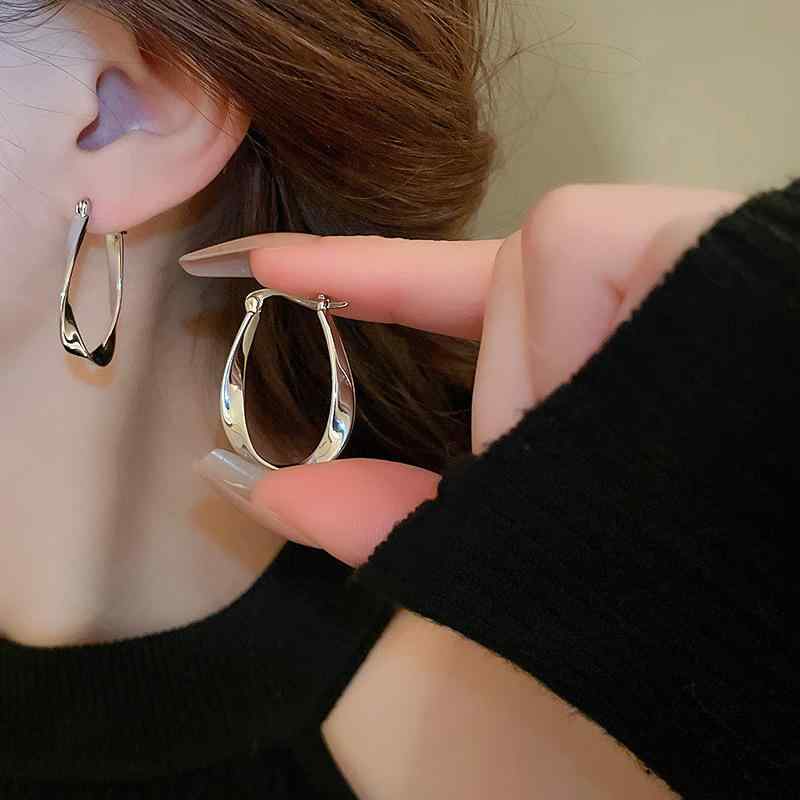 Amethyst - ピアス レディース メビウス フープピアス リング シンプル 個性的 高級感 クール モダン アクセサリー ホワイトゴールド 合金 電気メッキ加工 通勤 普段使い オフィス カジュアル おしゃれ かわいい 春夏 秋冬 ジオメトリック 幾何学