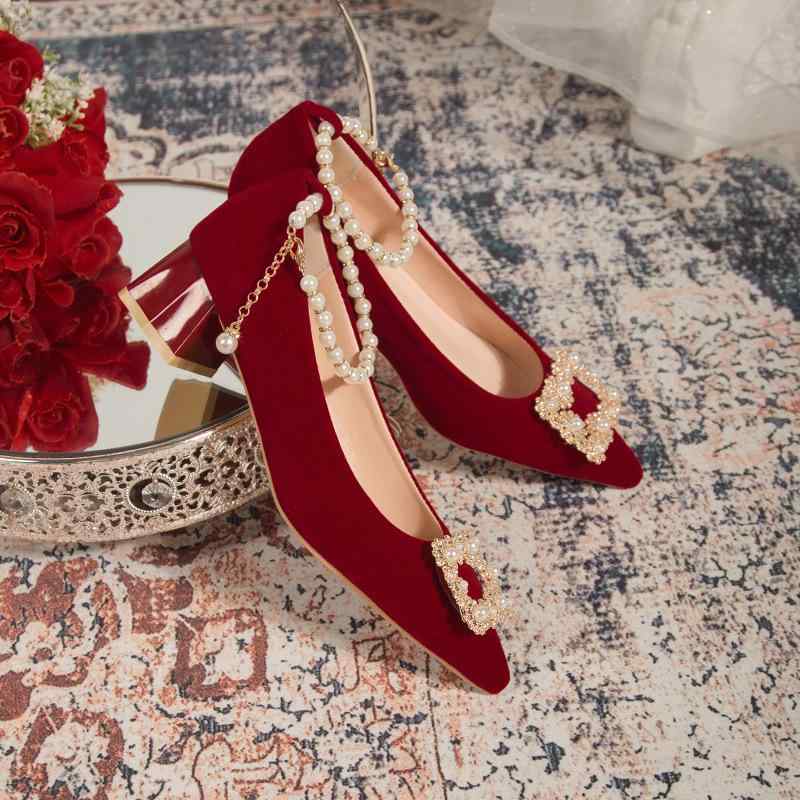 パンプス レディース ウェディングシューズ 結婚式 披露宴 太ヒール 3-5cm ポインテッドトゥ メリージェーン ストラップ ビジュー パール ラインストーン 花 スエード調 疲れにくい 2WAY 春夏 上品 高級感