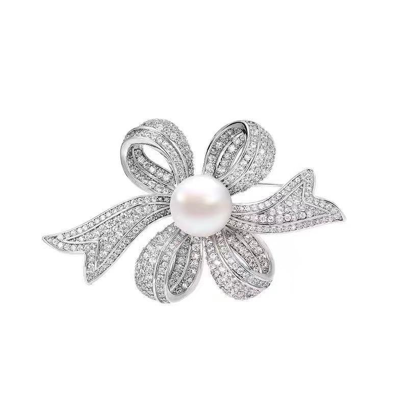ブローチ レディース コサージュ ピン アクセサリー パール ジルコニア 華やか 上品 高級感 フラワー 花 リボン 蝶 羽根 飾り 普段使い フォーマル 結婚式 おしゃれ かわいい ゴールド シルバー ホワイト 春夏