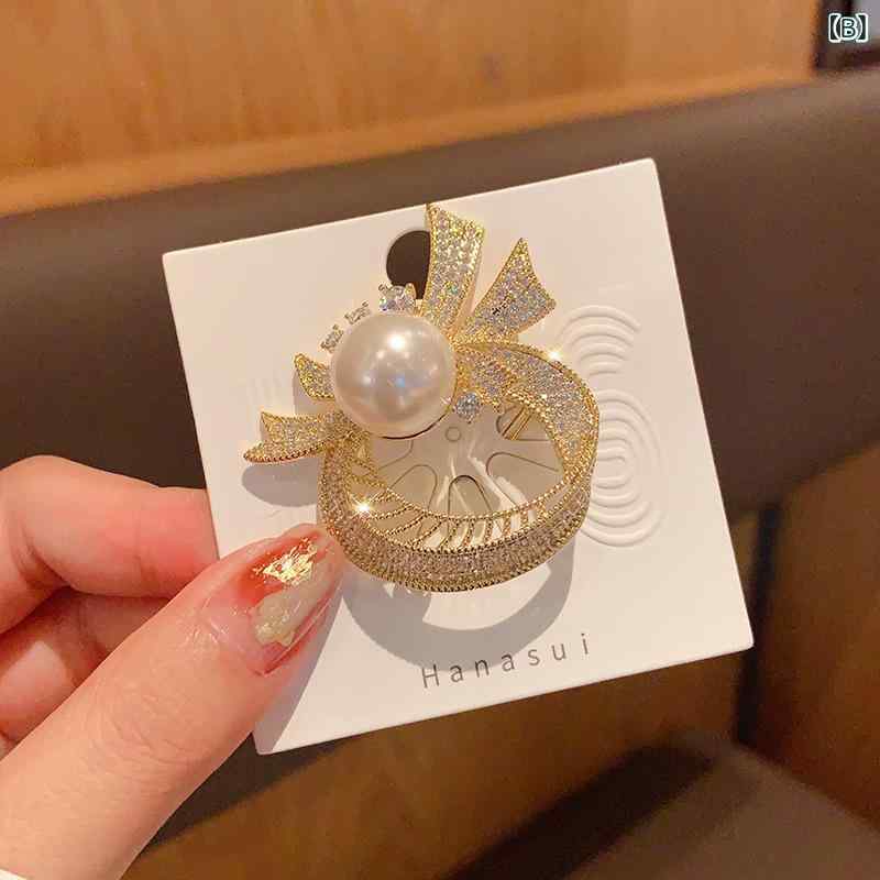フロントップ楽天市場店のブローチ レディース コサージュ ピン アクセサリー パール ジルコニア 華やか 上品 高級感 フラワー 花 リボン 蝶 羽根 飾り 普段使い フォーマル 結婚式 おしゃれ かわいい ゴールド シルバー ホワイト 春夏｜アングル3