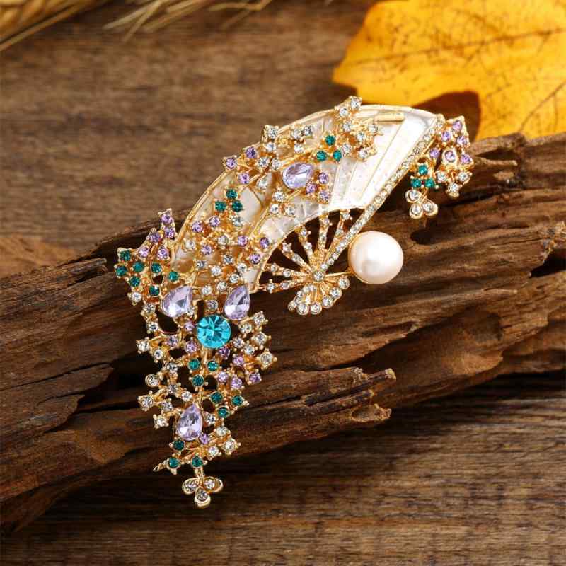 ブローチ メンズ レディース コサージュ ピンバッジ 扇子 胸飾り 留め具 合金 ラインストーン パール パール 豪華 高級感 中国風 梅の花 レトロ チャイナドレス 白 春夏 普段使い パーティー 結婚式 クリスタル