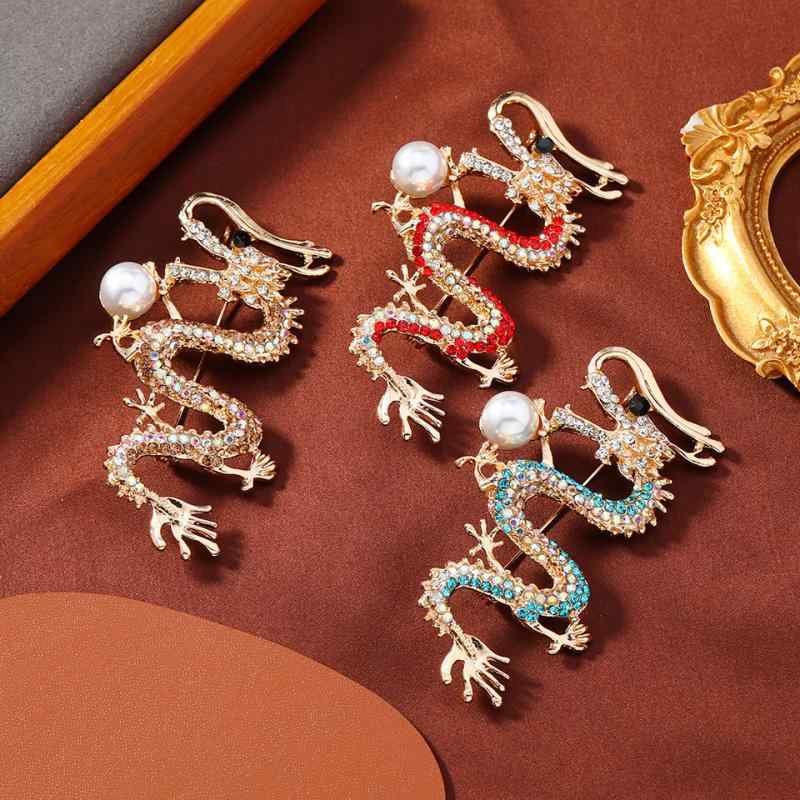ブローチ メンズ レディース 龍 ドラゴン 辰年 竜 干支 中華風 レトロ アクセサリー 襟ピン ラッキーアイテム 縁起物 亜鉛合金 ジルコニア 高級感 華やか 普段使い 結婚式 ブルー レッド ホワイト チラ見え防止