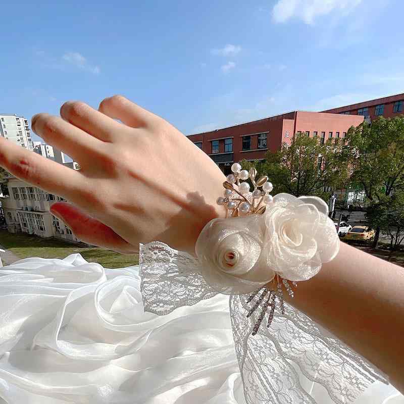 コサージュ レディース リストブーケ ブートニア 結婚式 ブライダル 披露宴 高級感 ホワイト シャンパン カーキ 華やか パール 手首飾り 腕輪 韓国 布製 ファブリック レース チュール リボン 花嫁 ブライズメイド アクセサリー 上品 清楚 ロー