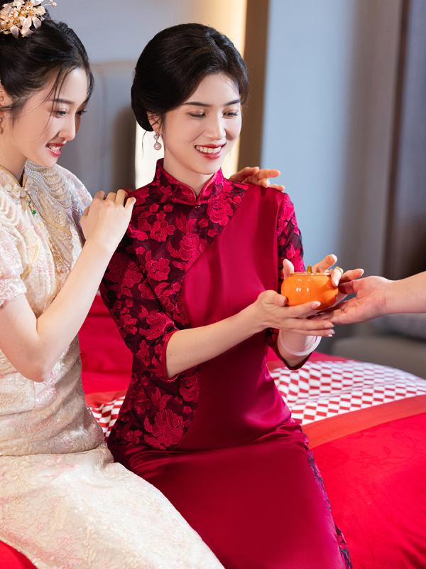 チャイナドレス レディース 結婚式 披露宴 パーティー 母親 お母様向け ワンピース ロング丈 五分袖 ワインレッド アセテート繊維 ポリエステル スタンドカラー 立ち襟 透かし彫り 中華風 レトロ エレガント 上品 フォーマル ミセス 50代 切り替え
