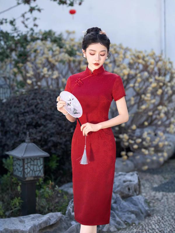 乐天商城 - チャイナドレス レディース ワンピース 春夏 膝丈 ミモレ丈 半袖 立ち襟 レトロ モダン ジャガード サテン 赤 お出かけ 普段使い 結婚式 小柄 低身長 エレガント 高級感 華やか 30代 ポリエステル 伸縮性 タイト 上品