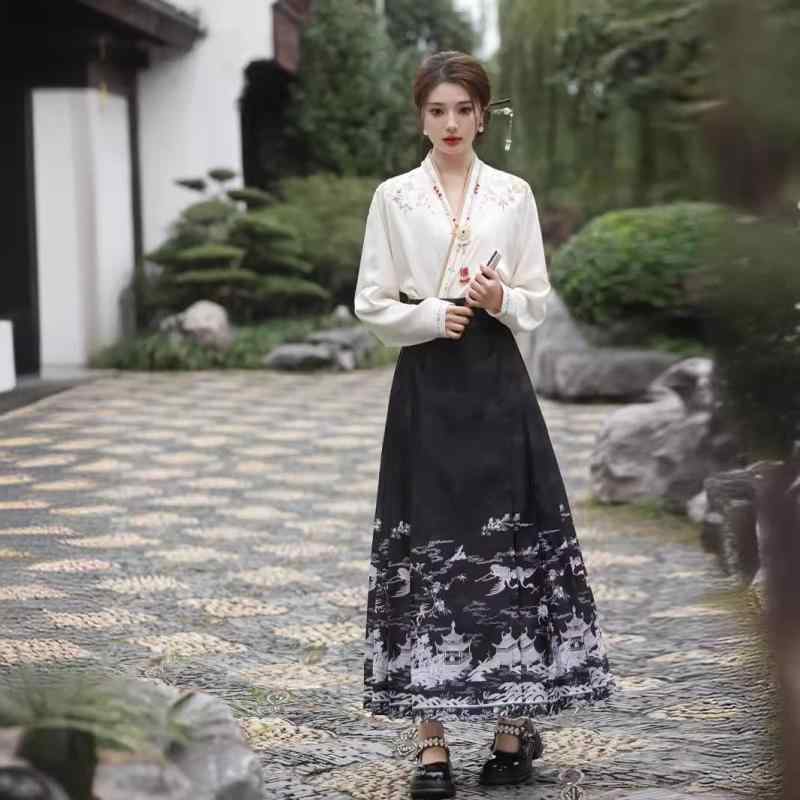 ・素材: ポリエステル・素材含有率: 90%〜95%・カラー展開: 刺繍入りトップス, 赤鳳凰スカート, 龍鳳呈祥スカート, 玉兎グリーンスカート, 香満楼スカート, 青トンボスカート, 赤双龍スカート, 青双龍スカート, 小鳥と花スカート, 山清水秀スカート, 杏色錦鯉スカート, トップス・スカートセット・サイズ展開: M, XL・: 3D立体柄・対象: 男女兼用・スタイル: 明代スタイル・加工: プリーツ加工