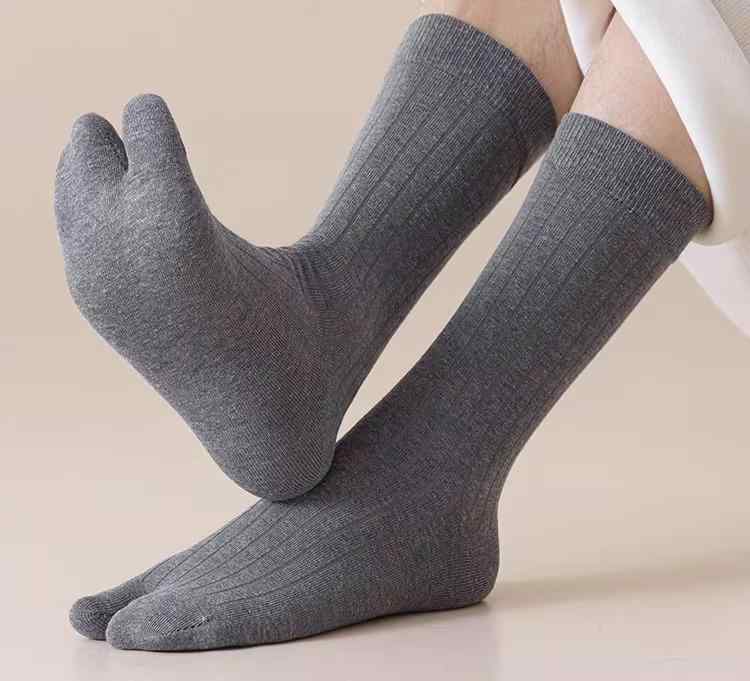 ・厚さ: 厚手・セット内容: 5足組・柄: 無地・サイズ: フリーサイズ（39-43対応）・スタイル: 二股ソックス・丈: ミドル丈・機能: 吸湿速乾・股部分: レギュラー・適用シーズン: オールシーズン・性別: 男性・主な素材: ウール・素材構成: 再生セルロース繊維50.2%、綿26.8%、レーヨン14.1%、ウール7.2%、ポリウレタン1.7%・スタイル: シンプル・カラー展開: ブラック、ダークネイビー、チャコールグレー、ダークグレー、ミディアムグレー、グレージュ