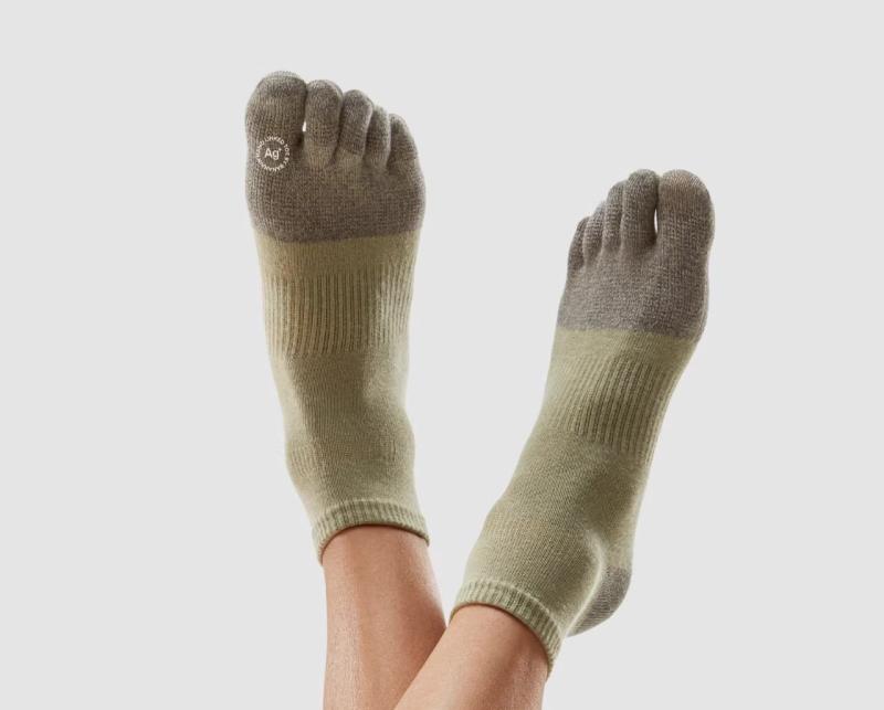 ・カテゴリ: 5本指ソックス・サイズ展開: メンズ40-45、レディース34-39・柄: 無地・スタイル: 個性的・対象: ユニセックス・カラー展開: カーボンブラック、ミドルグレー、ホワイト、ダークティール、グリーンがかったグレー、ポラールブルー、マンダリンオレンジ、イエローグリーン、シーグリーン、フロストグリーン、ミスティパープル、ミスティピンク、ミルクホワイト・筒丈: ショート・厚さ: レギュラー・主な素材: 綿74%、ポリアミド17%、ポリエステル6%、ポリウレタン3%・セット内容: 3足セット