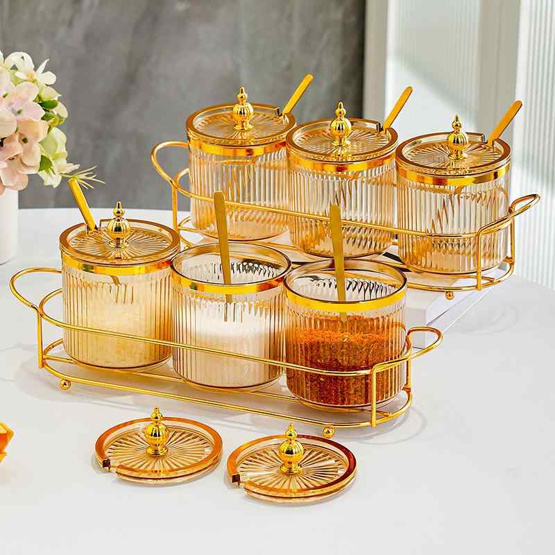 調味料入れ スパイスボトル 容器 キッチン 台所 卓上 砂糖 塩 ラー油 香辛料 収納 ケース ボックス 防潮 密閉性 スプーン おしゃれ かわいい 高級感 プラスチック 透明 琥珀 グリーン 仕切り スタンド 実用的 大容量