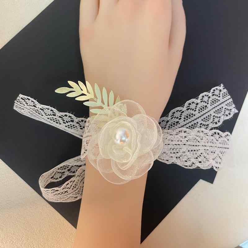 White Coral - リストブーケ レディース 結婚式 パーティー ダンス ブライズメイド 花嫁 挙式 披露宴 ウェディング ブライダル 手首飾り リストレット ボタニカル ナチュラル 上品 華やか アクセサリー サテン リボン アイボリー オフホワイト 韓国 記念日 イベ