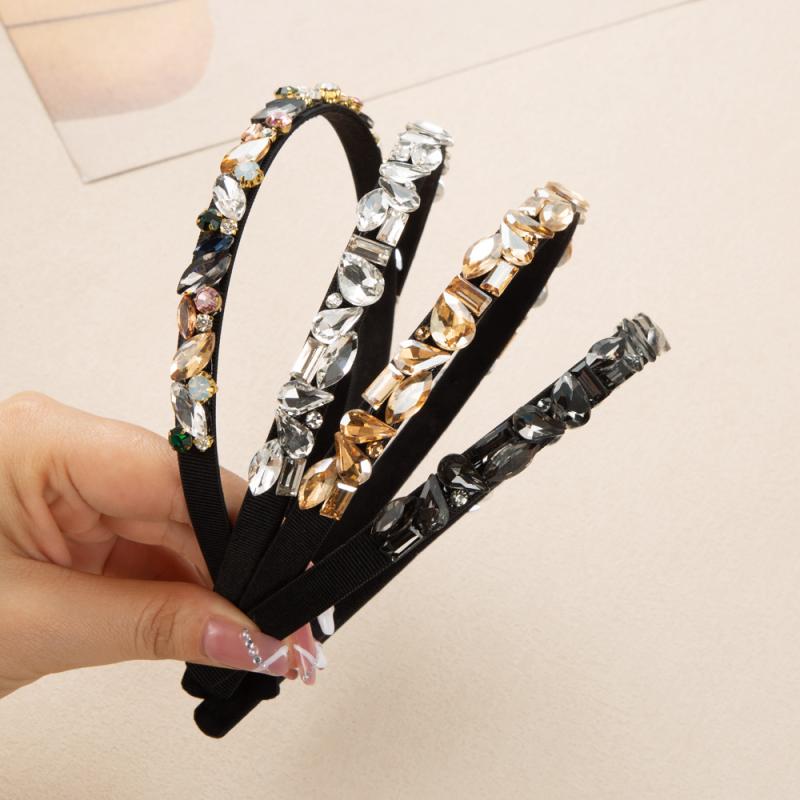 カチューシャ レディース ヘアバンド ヘアアクセサリー 髪飾り 髪留め 韓国 きれいめ シンプル 上品 エレガント ラインストーン ジルコニア ビジュー 幾何学模様 高級感 細め スリム 大人かわいい 秋冬 ホワイト ブラウン ブラック