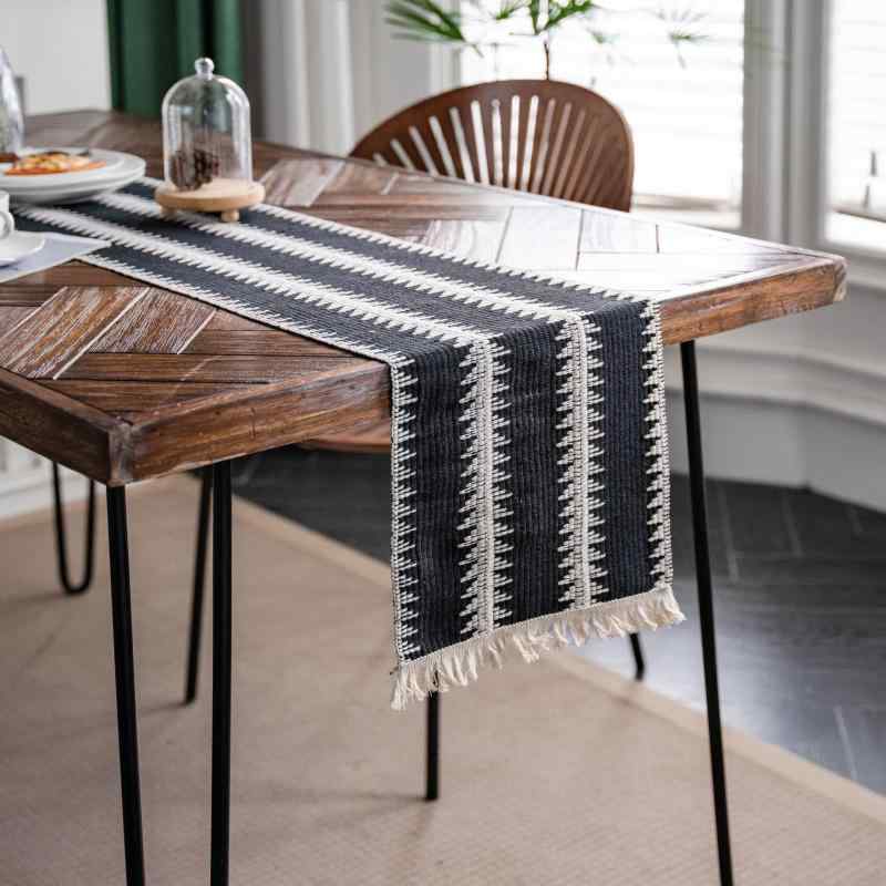 ・カテゴリ: テーブルランナー・素材: ジュート60%、綿40%・スタイル: アメリカンスタイル・カラー展開: 両サイド綿糸、中央綿糸、細麻縄2本、細麻縄3本、レッドメッシュ麻縄、イエローメッシュ麻縄、ブラックメッシュ麻縄、ユニオンジャック、マルチカラーシェニール、クリスマス麻縄、ブラックユニオンジャック、ツイストベージュ、中央ブラック、中央グレー、フォレストブラックツリー、フォレストホワイトツリー・サイズ展開: 30×120cm、30×140cm、30×160cm、30×180cm、30×200cm、30×220cm、30×240cm、30×275cm、30×300cm、30×350cm、30×400cm、30×450cm、30×50cm（すべてフリンジ含む）・使用場所: リビング、ダイニング、店舗・仕様: 麻縄と綿糸の編み込み