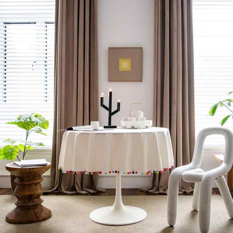 テーブルクロス 円形 ラウンド コットンリネン 綿麻 無地 シンプル 白 ベージュ カラフル ポンポン フリンジ タッセル ダイニング キッチン 汚れ防止 防塵 クラシック モダン レトロ インテリア おしゃれ かわいい 高級感