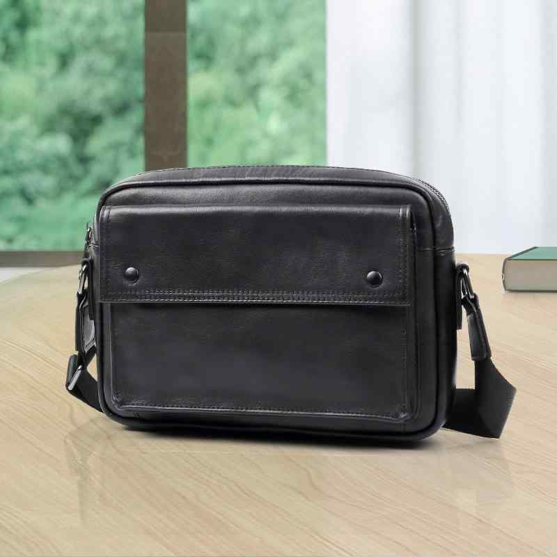 Other - ショルダーバッグ メンズ 男性用 レザー カウレザー 鞄 カバン 斜めがけ カジュアル シンプル おしゃれ 軽量 高級感 無地 ブラック 普段使い 通勤 コンパクト 8インチ ステッチ 切り替え 縦型 春夏