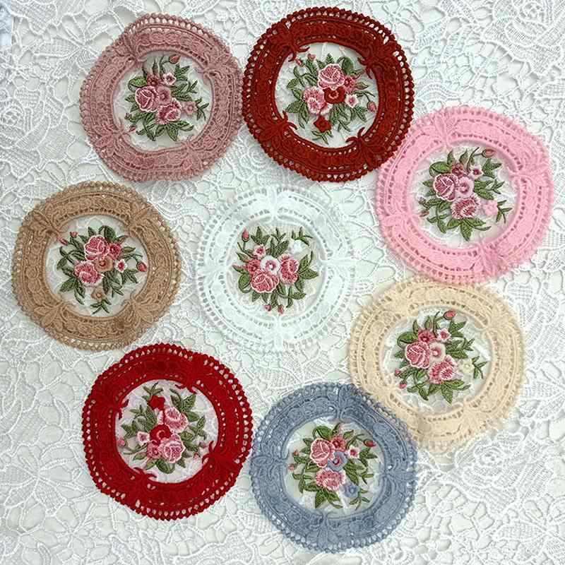 コースター 円形 丸型 小さめ 欧州風 ヨーロピアン 北欧風 レース 刺繍 テーブルマット キッチン雑貨 布製 レトロ アンティーク 耐熱 断熱 滑り止め ティーマット カフェ風 上品 高級感 ポリエステル ホワイト ベージュ ブラウン 食卓 ティータイ