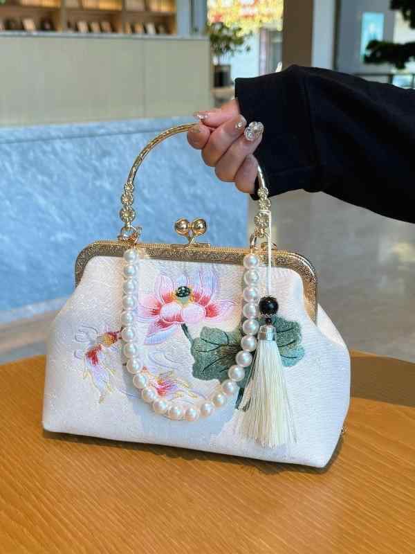 がま口バッグ レディース 50代 ショルダー 鞄 かばん 刺繍 民族風 チャイナスタイル パールチェーン クロスボディ 肩掛け 布製 レトロ かわいい 結婚式 披露宴 パーティー 春夏 ピンク ブルー ホワイト 高級感 軽量