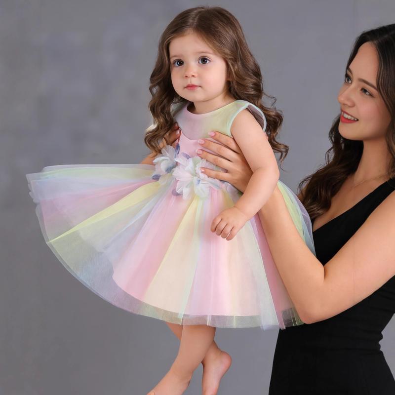 ・カテゴリ: 子供用ドレス・対象年齢: 1〜3歳（80〜100cm）・性別: 女の子・ディテール: プリーツ、プリンセス・スタイル: 欧米風・表地: ポリエステル 65%（サテン）・裏地: 綿 35%・カラー展開: ピンク、パープル、ブルー・サイズ展開: 80cm、90cm、100cm