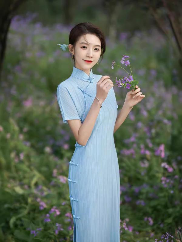 ・素材: ポリエステル・素材含有量: 30%以下・着丈: ミディアム丈・襟型: スタンドカラー・袖丈: 三分袖・スリット: ハイスリット・: 3D立体柄・カラー展開: ライトブルー、ネイビー・サイズ展開: M、L、XL、2XL、3XL、4XL・スタイル: 中国風、文芸レトロ・対象: レディース（成人）・袖型: レギュラースリーブ・加工: シャーリング