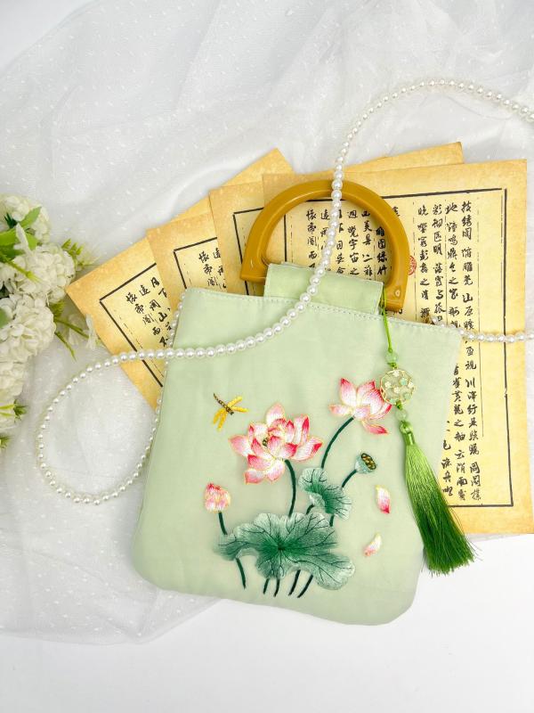 ・カラー展開: 浅緑（夏荷）、浅緑（曇花）、浅ピンク（苺兎）、浅ピンク（桜）、薄紫（ドリームキャッチャー）、薄紫（蓮花仙鹿）、浅青（蓮）、浅青（桂花兎）、純白（銀牡丹）、純白（九尾狐）、暖黄（金鳳凰）、暖黄（金牡丹）、果緑（蘭草）、スカイブルー（木蓮）・スタイル: 文芸風、オリエンタル・素材: ブライトサテン・: スクエアバッグ・サイズ感: 中・ディテール: 刺繍、花柄、切り替え・裏地素材: ポリコットン・形状: 縦型スクエア・開閉方式: 巾着式・内装: 携帯ポケット・硬さ: 普通・外ポケット: オープンポケット・サイズ: 幅22.5cm、高さ23cm、マチ1cm・用途: デイリー・ショルダーストラップ: 1本・重量: 約149g