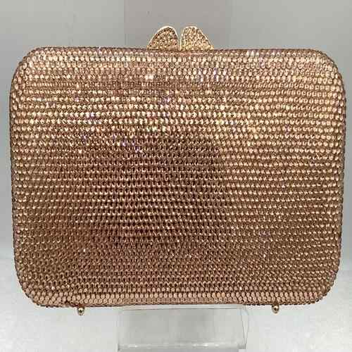 ・主な素材: 金属・利用シーン: デイリー・裏地: ポリエステル・バッグスタイル: スクエアバッグ・内部構造: 携帯ポケット、仕切りファスナーポケット・バッグの形: 横長スクエア・要素: ラインストーン・開閉方法: オープン・スタイル: フェミニン・硬さ: やや硬め・外ポケット: 立体ポケット・カラー展開: ゴールド、レッド、シルバー、シャンパン