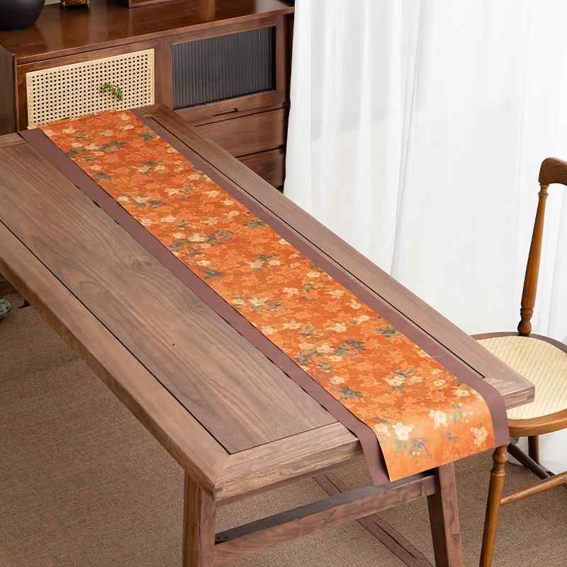 ・カテゴリ: テーブルランナー・スタイル: 中国古典風・素材: ポリエステル（サテン）・カラー展開: 桃花醉, 幽緑牡丹, 蘭清雅香, 竹林尋雀, 春祥・サイズ展開: 2m, 2.5m, 3m・幅: 28cm, 40cm・推奨場所: リビング, 寝室, 書斎, 屋外, ダイニング, ベランダ, 商業施設