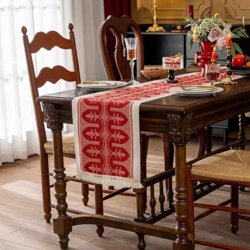 Table Runners - テーブルランナー 北欧風 赤 白 ジャガード フリンジ 幾何学 的 モダン クロス インテリア 飾り 敷物 リビング ダイニング キッチン センター キャビネットカバー ポリエステル 汚れ防止 防塵 高級感 華やか