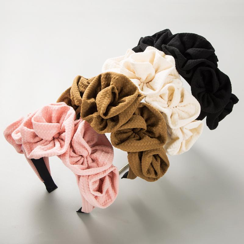 カチューシャ レディース ヘアバンド ヘアアクセサリー バラ 薔薇 ローズ 布製 ハンドメイド ヴィンテージ風 レトロ 大ぶり 多層 花モチーフ 華やか 上品 高級感 パーティー イベント フォーマル 黒 ベージュ 春夏