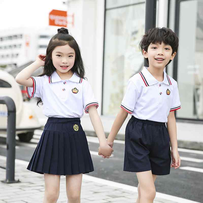 ・カテゴリ: 制服・スタイル: ブリティッシュ・対象年齢: 3〜8歳・対象性別: 男女兼用・開閉仕様: プルオーバー・要素: セットアップ、ブリティッシュ・生地加工: シャーリング・主な素材: 綿95%・カラー展開: ホワイトTシャツ+ネイビープリーツスカート、レッドTシャツ+ネイビープリーツスカート、ホワイトTシャツ+ネイビーショートパンツ、レッドTシャツ+ネイビーショートパンツ、レッドTシャツ+白縁ショートパンツ、レッドTシャツ+白縁スカート・サイズ展開: 100cm、110cm、120cm、130cm、140cm、150cm、160cm、165cm、170cm、175cm、180cm