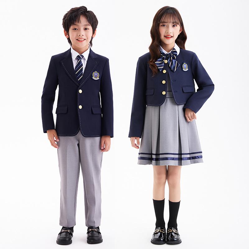 ・カテゴリ: 制服・スタイル: ブリティッシュ・対象年齢: 3〜8歳・性別: 男女兼用・加工: 柔軟仕上げ・主な素材: ポリエステル 80%・セット内容: ジャケット、パンツ、シャツ、エンブレム、ネクタイ、リボン、靴下、ベスト、スカート・カラー展開: ネイビー、グレー・サイズ展開: 100cm、110cm、120cm、130cm、140cm、150cm、160cm、170cm、180cm