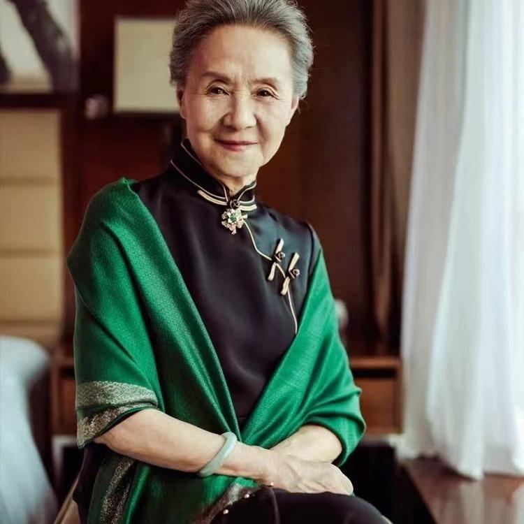 ・カテゴリ: スカーフ・スタイル: ロング・素材: ・素材含有量: 21%-30%・幅: 70cm・カラー展開: グリーン、ネイビー、ブラック、マスタード、ワインレッド、ライトグレー、ダークグレー、キャメル、ピンクベージュ、ライトグリーン、ベージュ、ホワイト、レッド、ブラックワインレッド・対象年齢: 成人